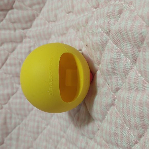 Bath & Body Works Kissy Emoji Pocketbac Holder Keychain / Bag Charm - Picture 3 of 4